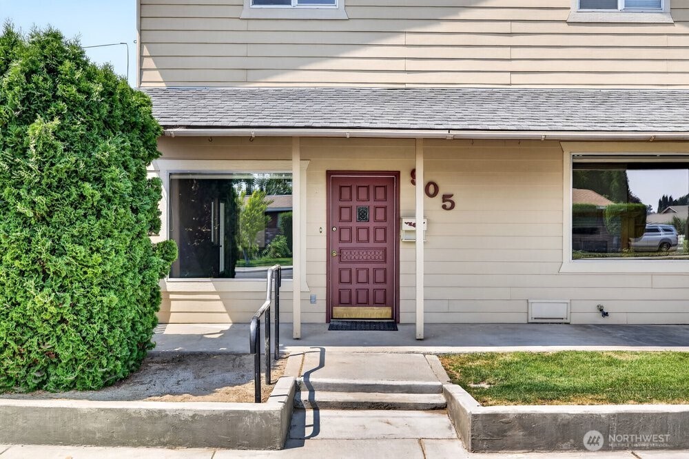 905 4th Ave SE