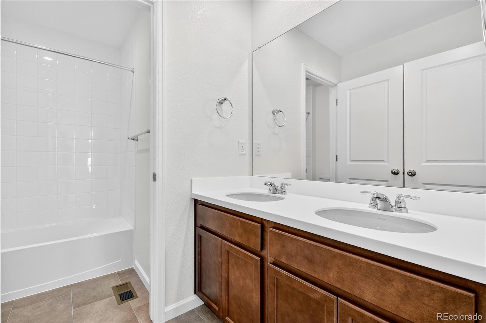 2110 Wagon Wheel Aly