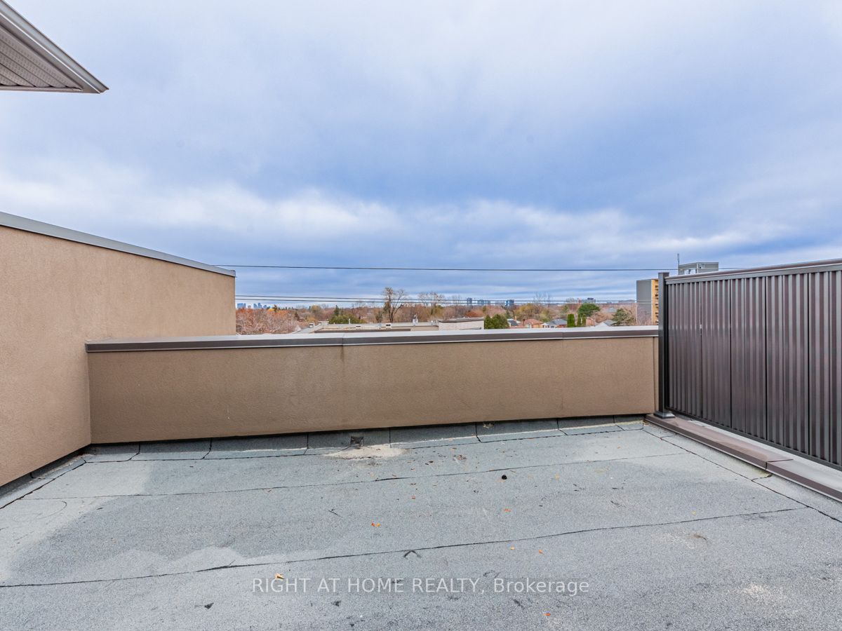 1972 Victoria Park Ave #21