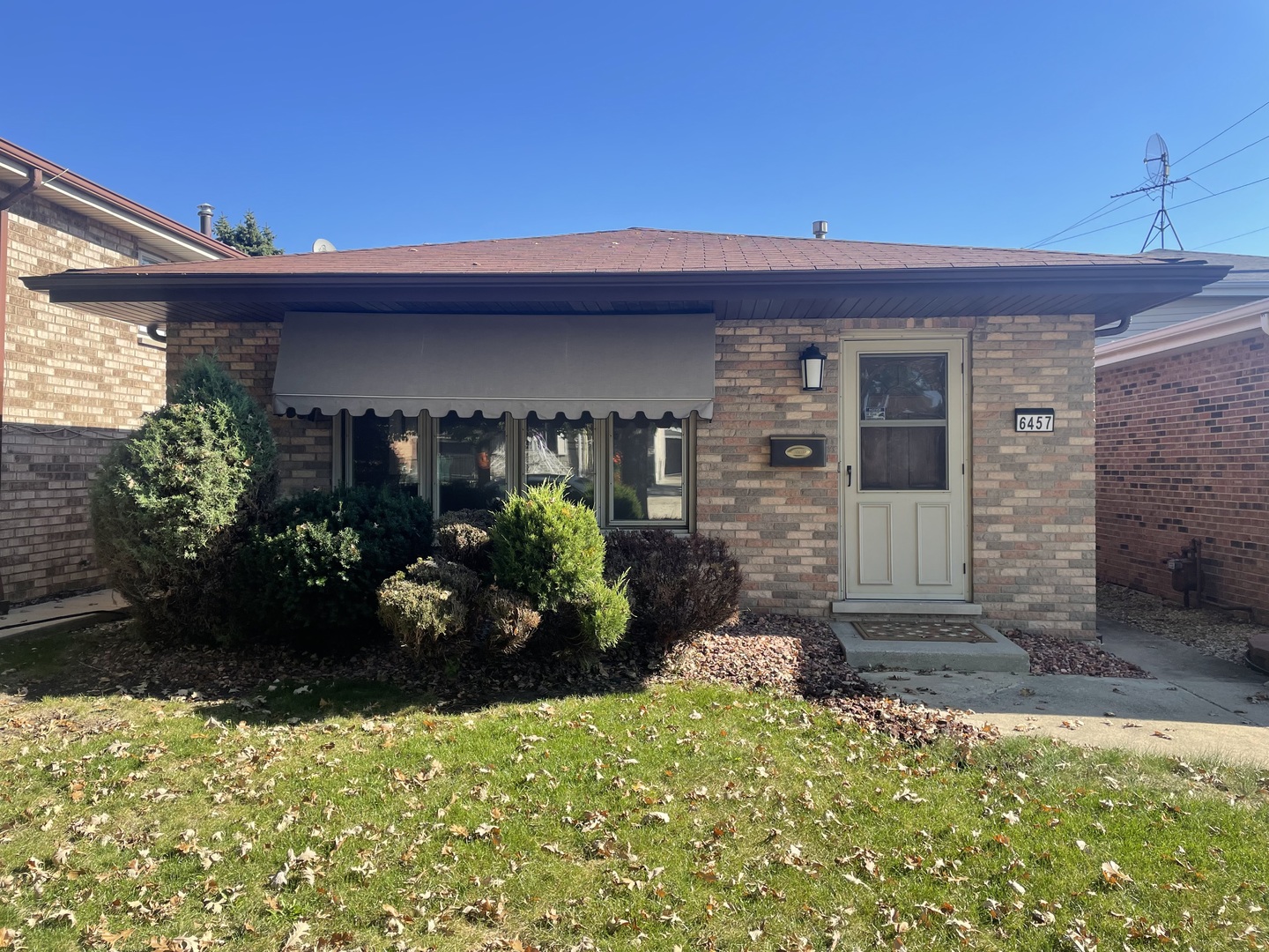 A MUST SEE MOVE IN READY 3 BEDROOMS BRICK 1.1 BATHS EVERYTHING   UPDATED. NICE SIZE FAMILY ROOM NOTHING TO DO BUT MOVE IN AND ENJOY THE NICE ENCLOSED BACK YARD AND 2.5 CAR GARAGE,,,,,,   EASY,,,,, SHOW,,,,,, CALL LISTING OFFICE,,,,