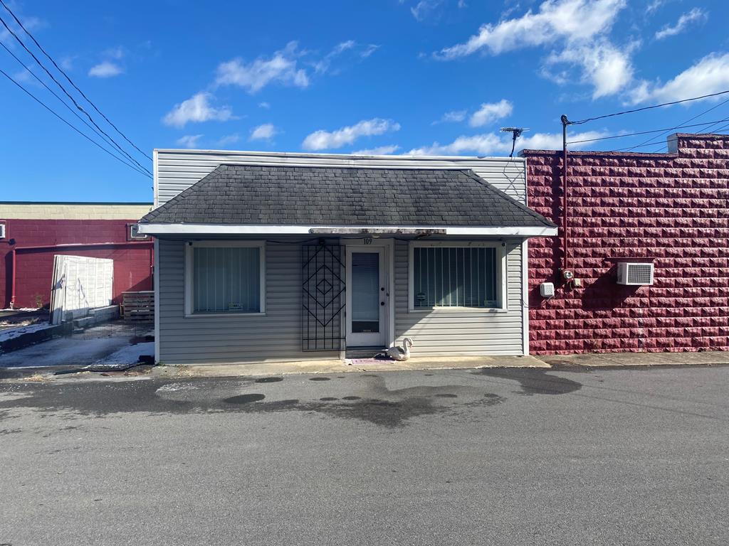 Looking for an opportunity to have an apartment in town limits of Chilhowie or the chance to have a store front for your business? This is your chance. Currently set up as an apartment.