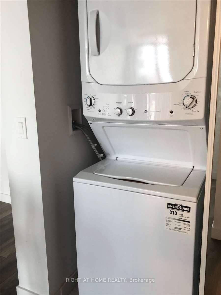 8 E Eglinton Ave 2806