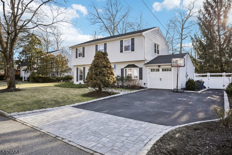 4 Delbarton Dr