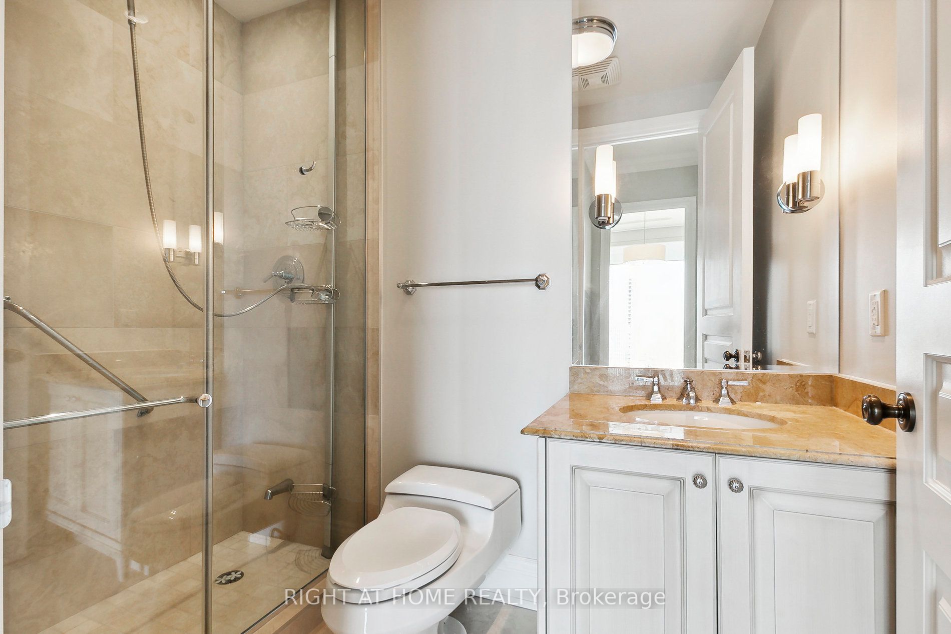 183 W Wellington St 3902