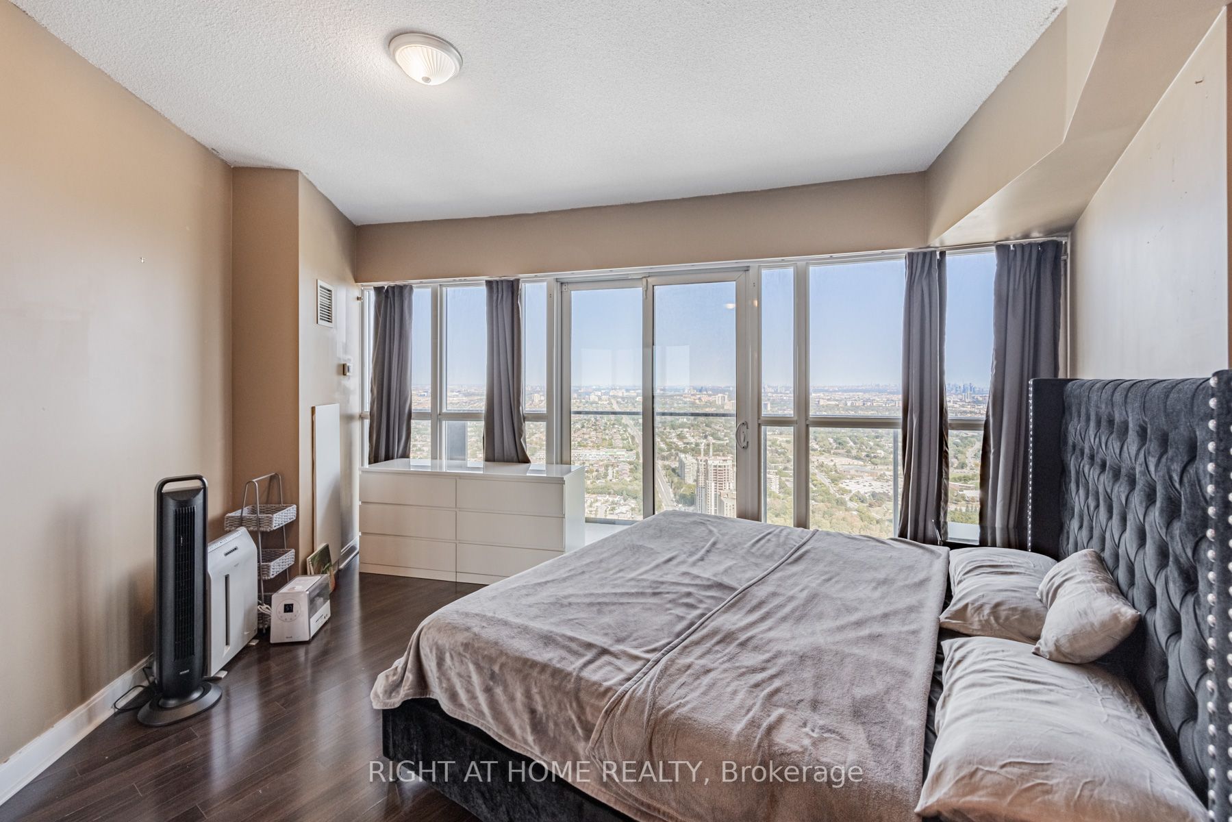 60 Absolute Ave 5208