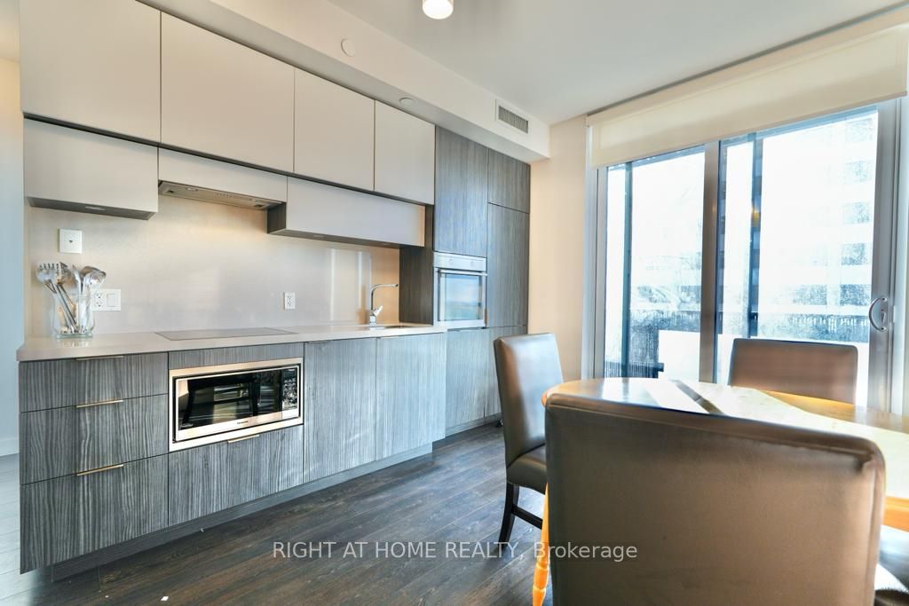 8 E Eglinton Ave 2705