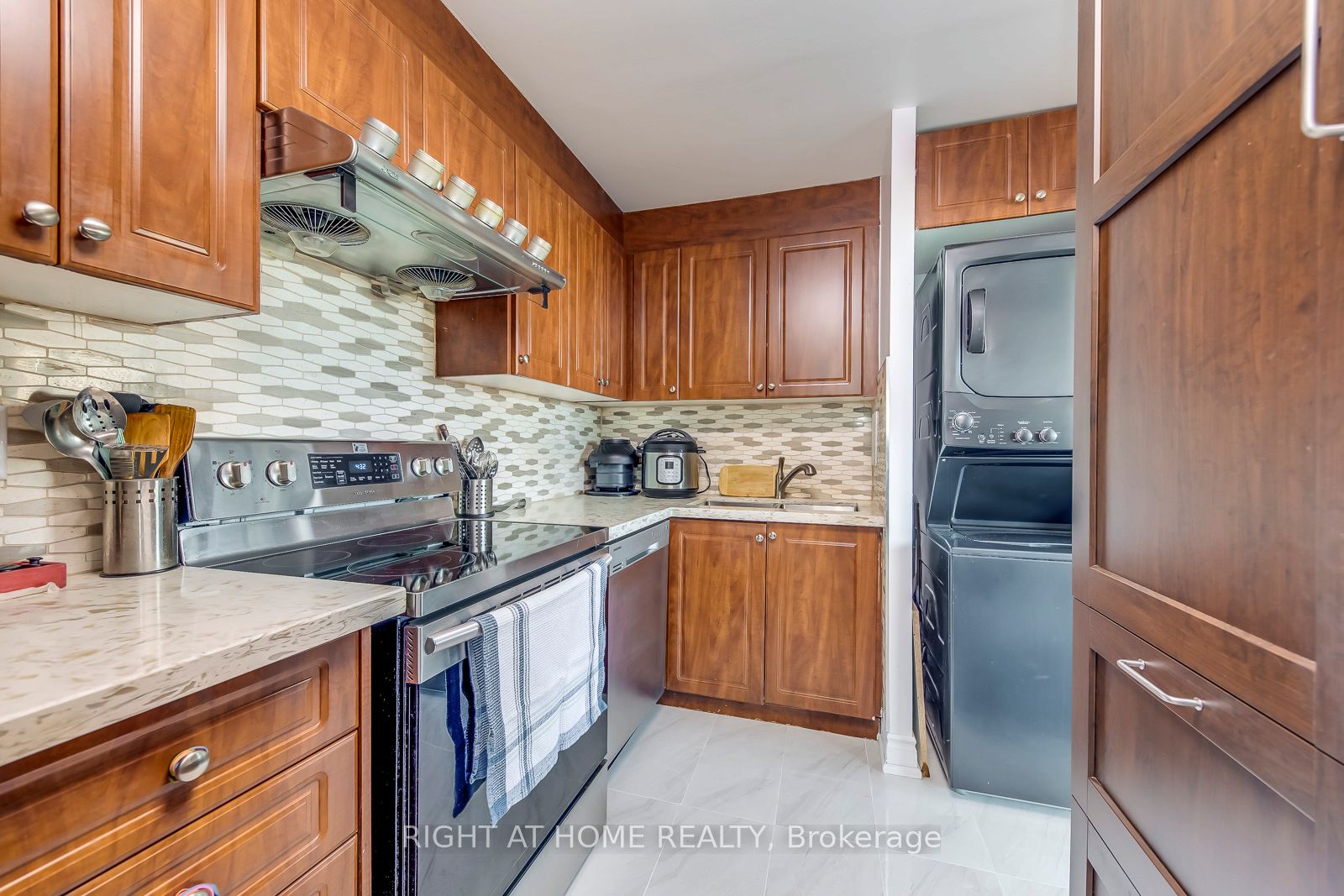 3700 Kaneff Cres 1412