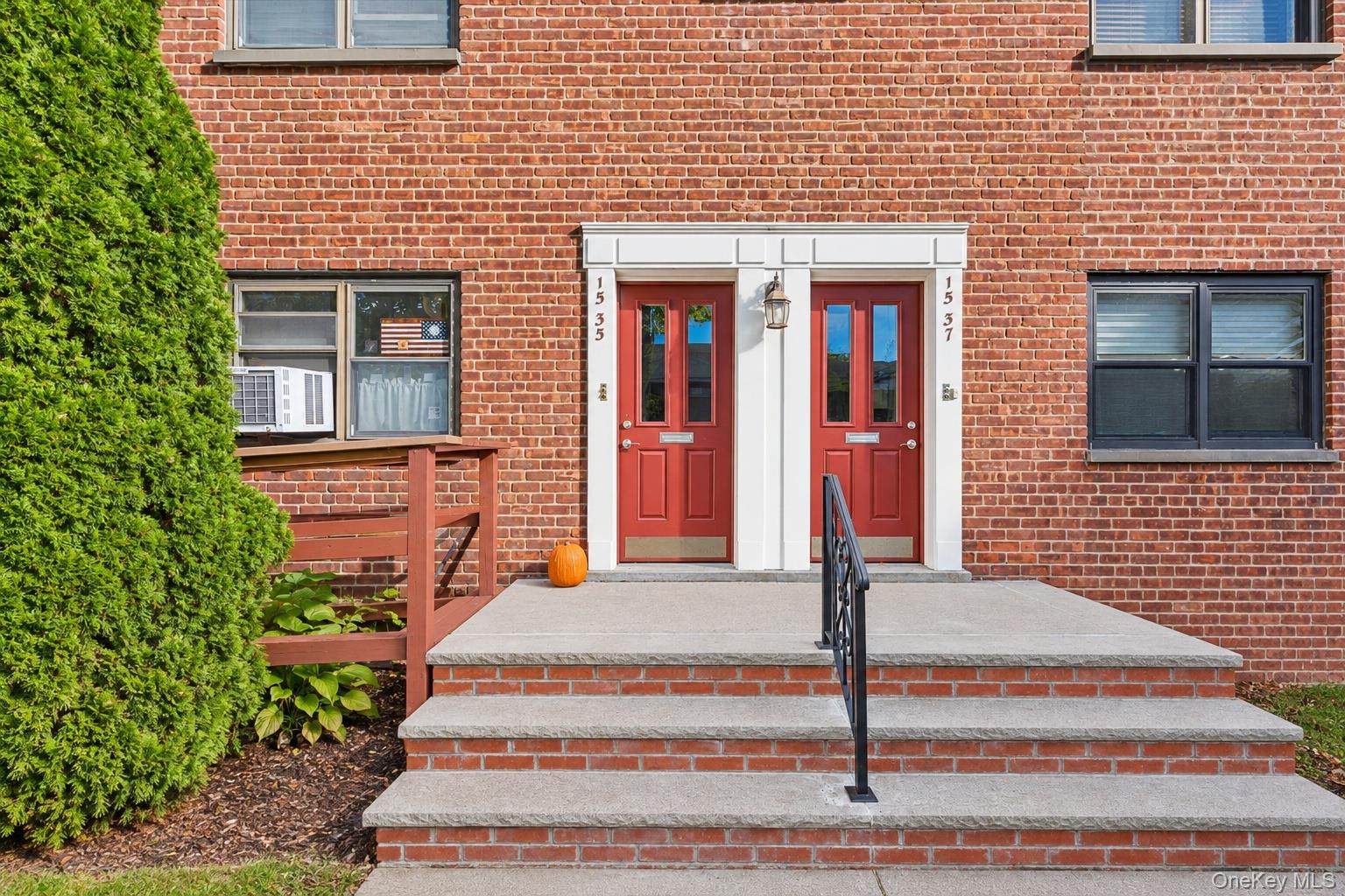 WELCOME HOME... LARGEST TWO BEDROOM UPPER UNIT IN COURTYARD WITH SOUTHERN EXPOSURE. FRESHLY PAINTED, REFINISHED HARDWOOD FLOORS...READY TO MAKE YOUR OWN ... CONVENIENTLY LOCATED NEAR ALL:  EXPRESS BUSES TO NYC, LOCAL BUSES, EASY ACCESS TO HIGHWAYS AND BRIDGES, SHORT DRIVE TO LAGUARDIA AIRPORT. A FEW BLOCKS TO PS 209 & JHS 194, SHOPPING CENTERS, LIBRARY, MOVIE THEATER, CLEARVIEW GOLF COURSE, LOCAL EATERIES, BARS...AND MORE...THE NEXT MOVE IS YOURS...