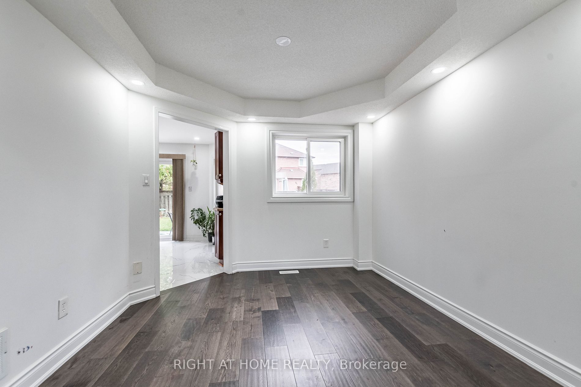 5579 Whitehorn Ave Upper