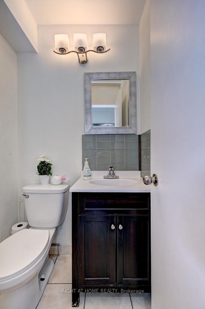 32 Mowat Blvd 60