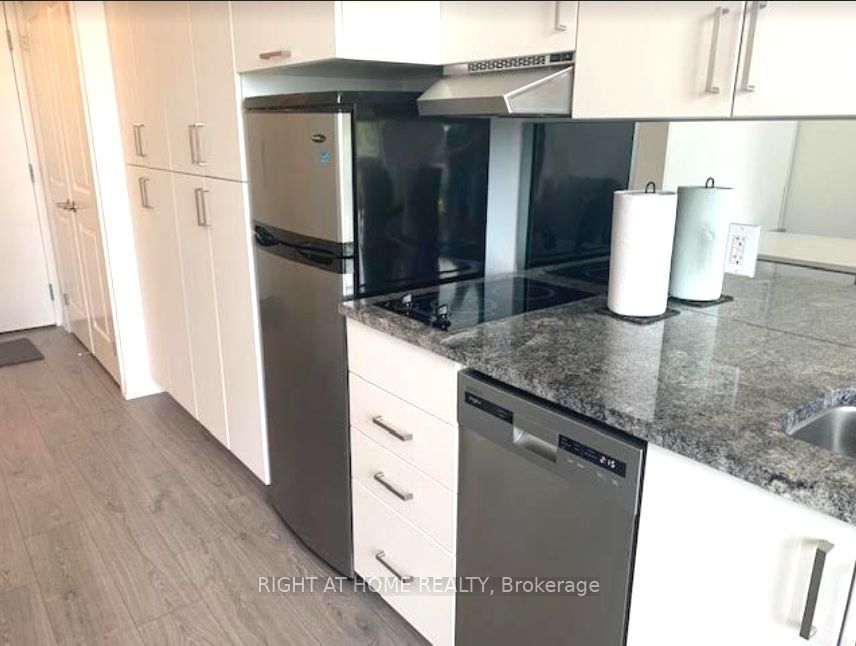 1900 N Simcoe St 604