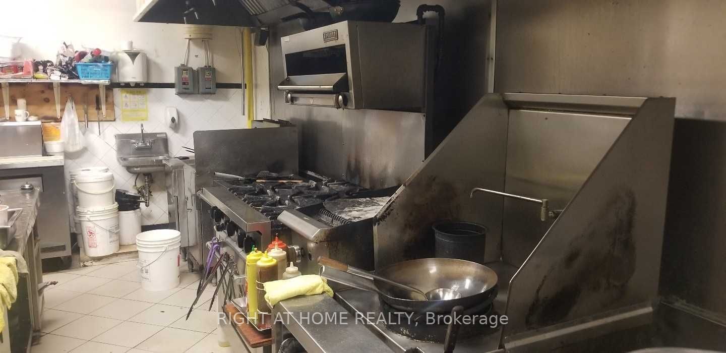 1170 W Burnhamthorpe Rd 15