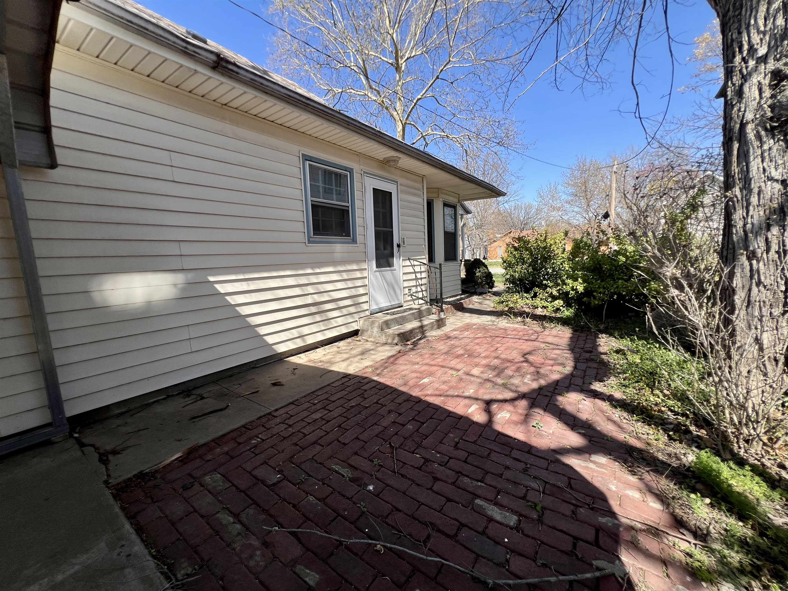 821 E 10th