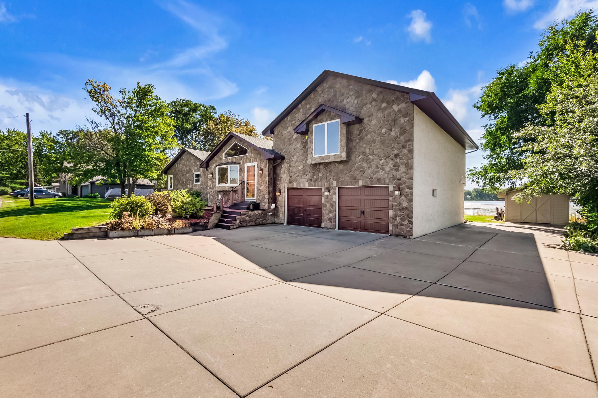 3326 Interlachen Drive NE