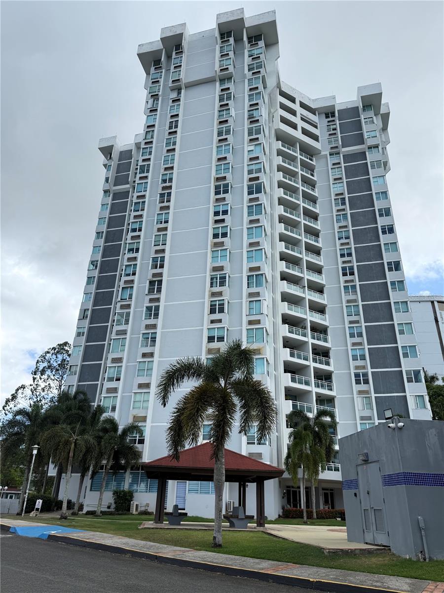 Discover comfortable and modern living in this beautiful apartment located on the 8th floor of the Regency Park Condominium in Guaynabo. This spacious unit features 2 bedrooms, 2 bathrooms, and 1,316 square feet of living area, with only 4 apartments en each floor providing privacy and tranquility. The apartment includes a renovated kitchen and bathrooms, along with 2 covered parking spaces and a small balcony.The location is ideal, offering easy access to major roads and just minutes from Expreso Martínez Nadal. Built in 2005, the condominium offers an exceptional lifestyle with controlled access, 24/7 security, and a low HOA monthly fee of $282. Residents enjoy amenities including tennis and basketball courts, swimming pools, gazebo and BBQ areas, a gym, a yoga room, a playroom in the lobby, laundry facilities, visitor parking, a cistern, and a partial generator for common areas.