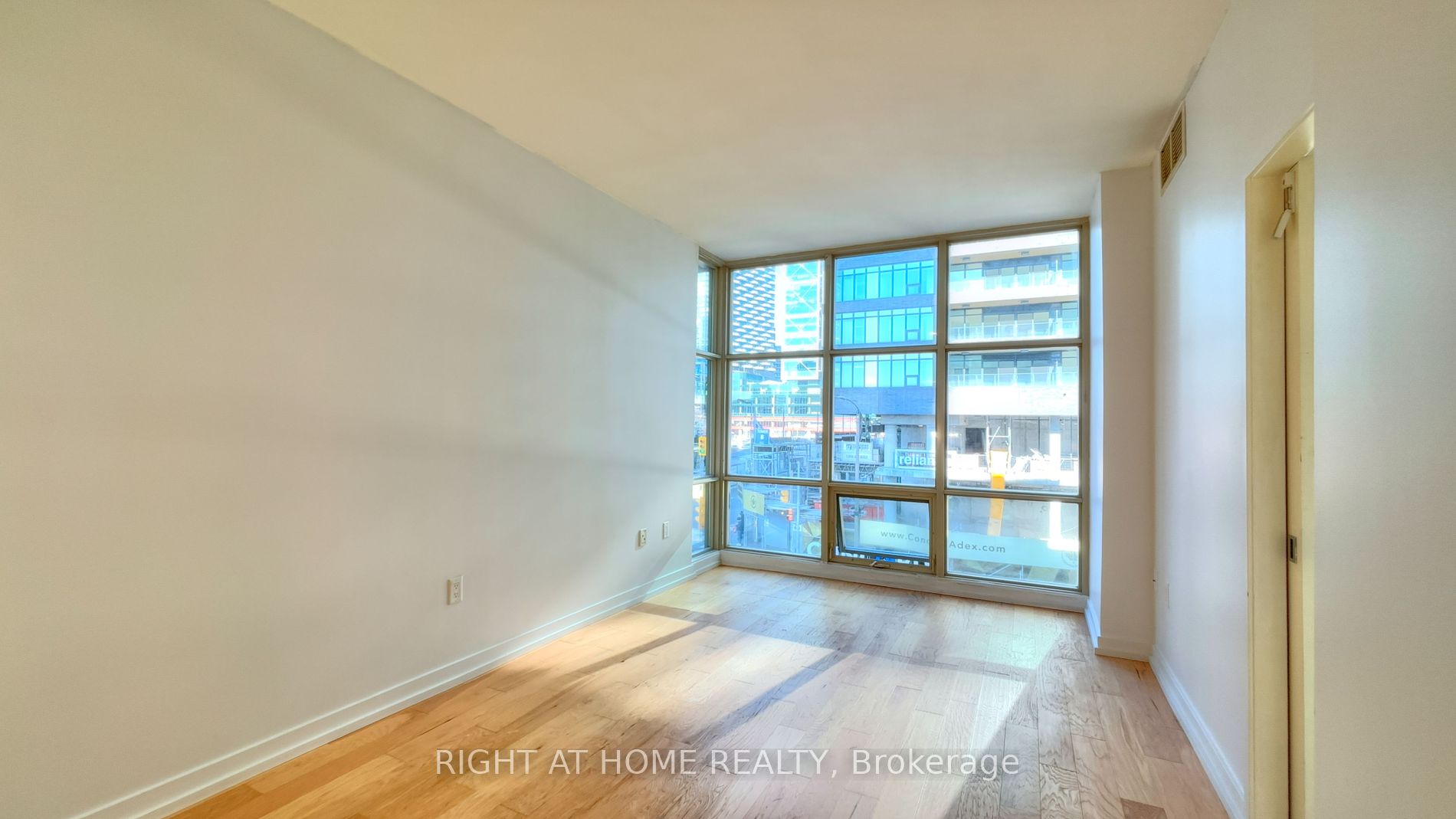 9 Spadina Ave 312
