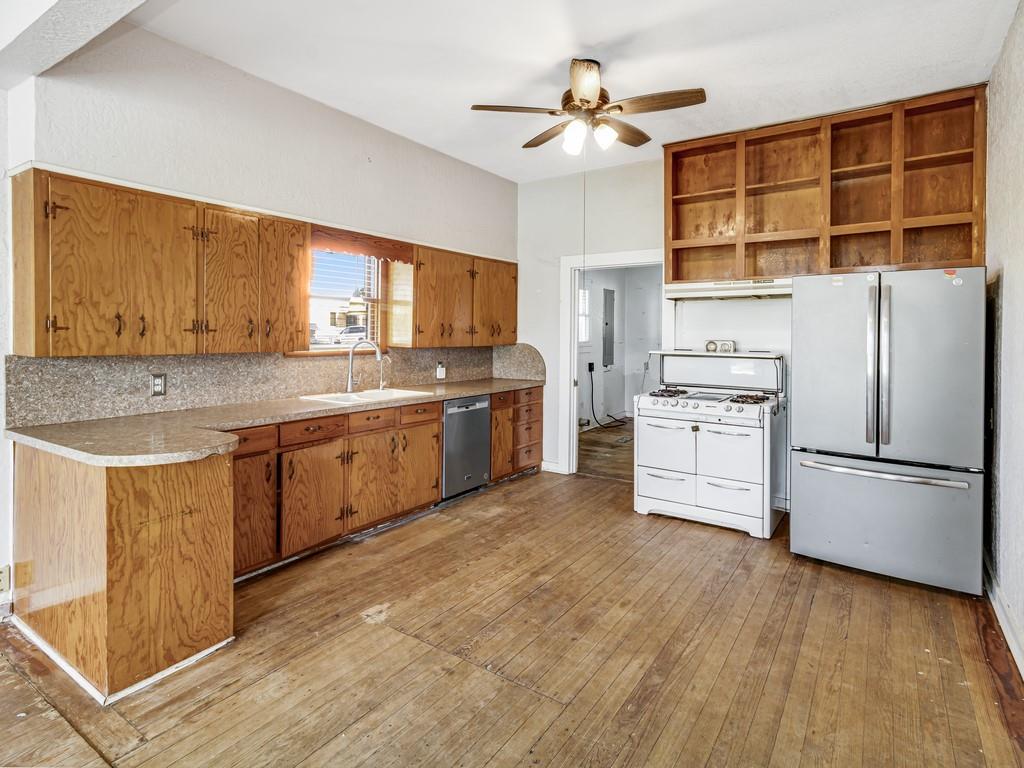 112 W Hackberry Street