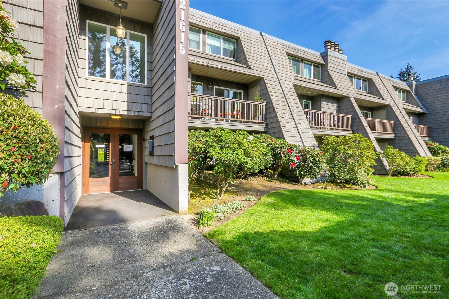 Come see this thoughtfully updated 3-bedroom, 2-bathroom ground floor unit at the Golden Leaves Condominium in Edmonds, WA. This spacious home features brand-new vinyl plank flooring, fresh interior paint, and stainless steel appliances in kitchen, offering a move-in ready experience. The light-filled living room boasts a cozy wood-burning fireplace, and flows seamlessly to your patio. The primary suite includes an ensuite bathroom and generous closet space. Nestled in a tranquil community with easy access to shopping, dining, parks. Whether you're a first-time buyer, downsizing, or looking for a solid investment, this is an excellent opportunity in one of Edmonds’ most convenient locations.