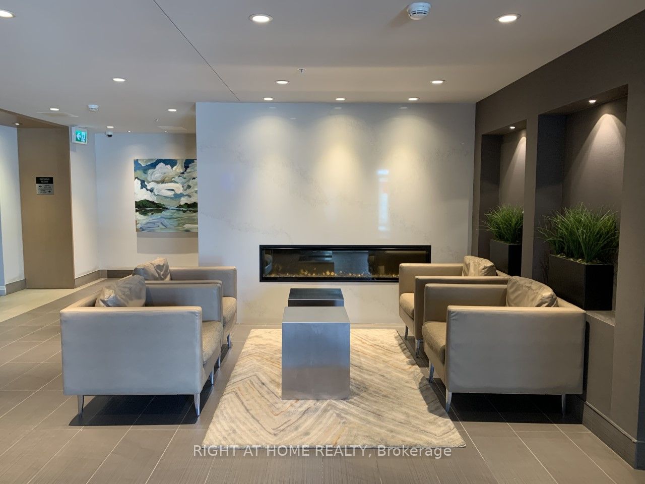 1105 E Leger Way 527
