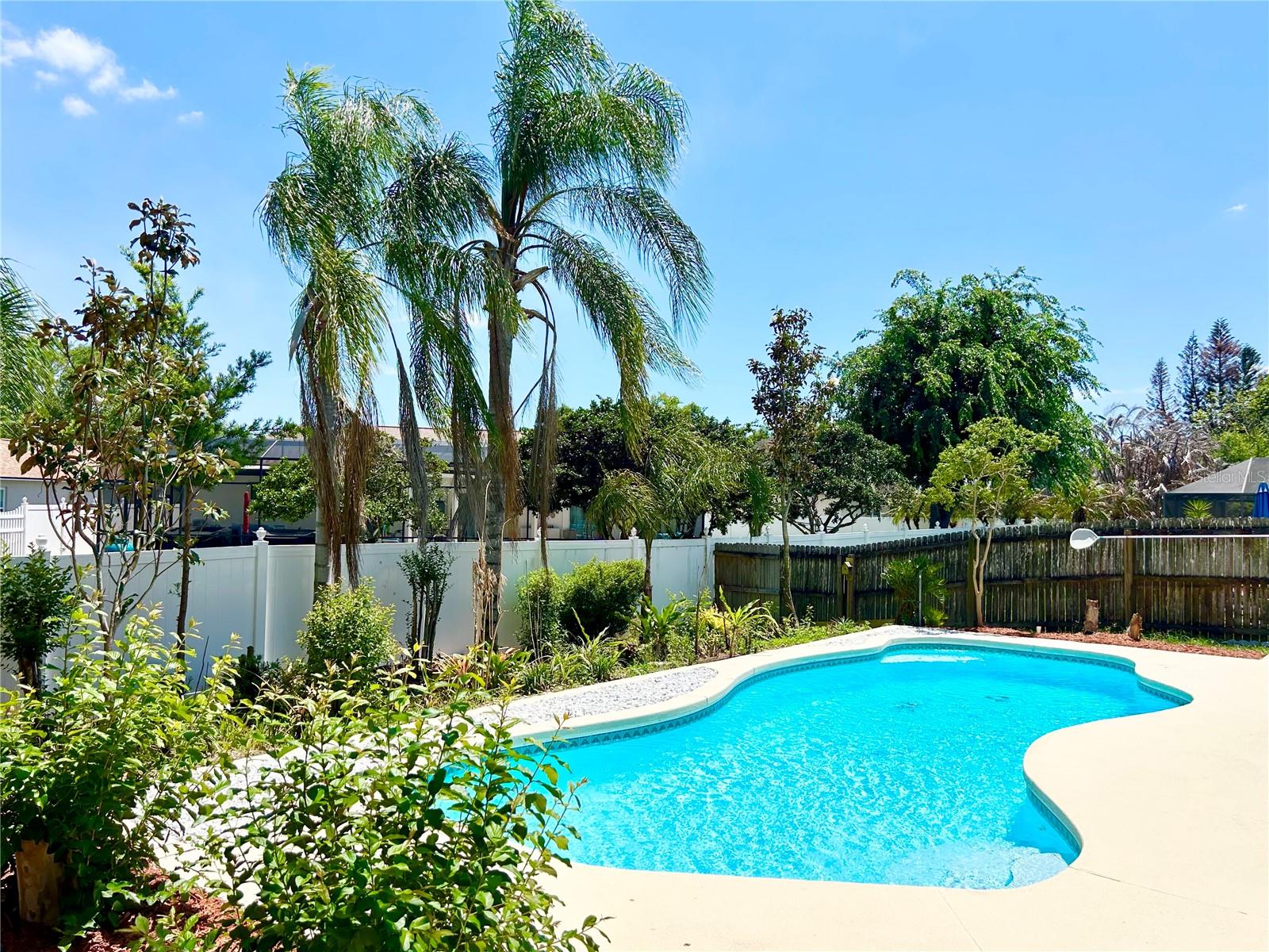 154 Woodbury Pines Circle