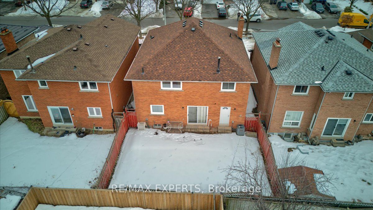 15 Woodlot Cres