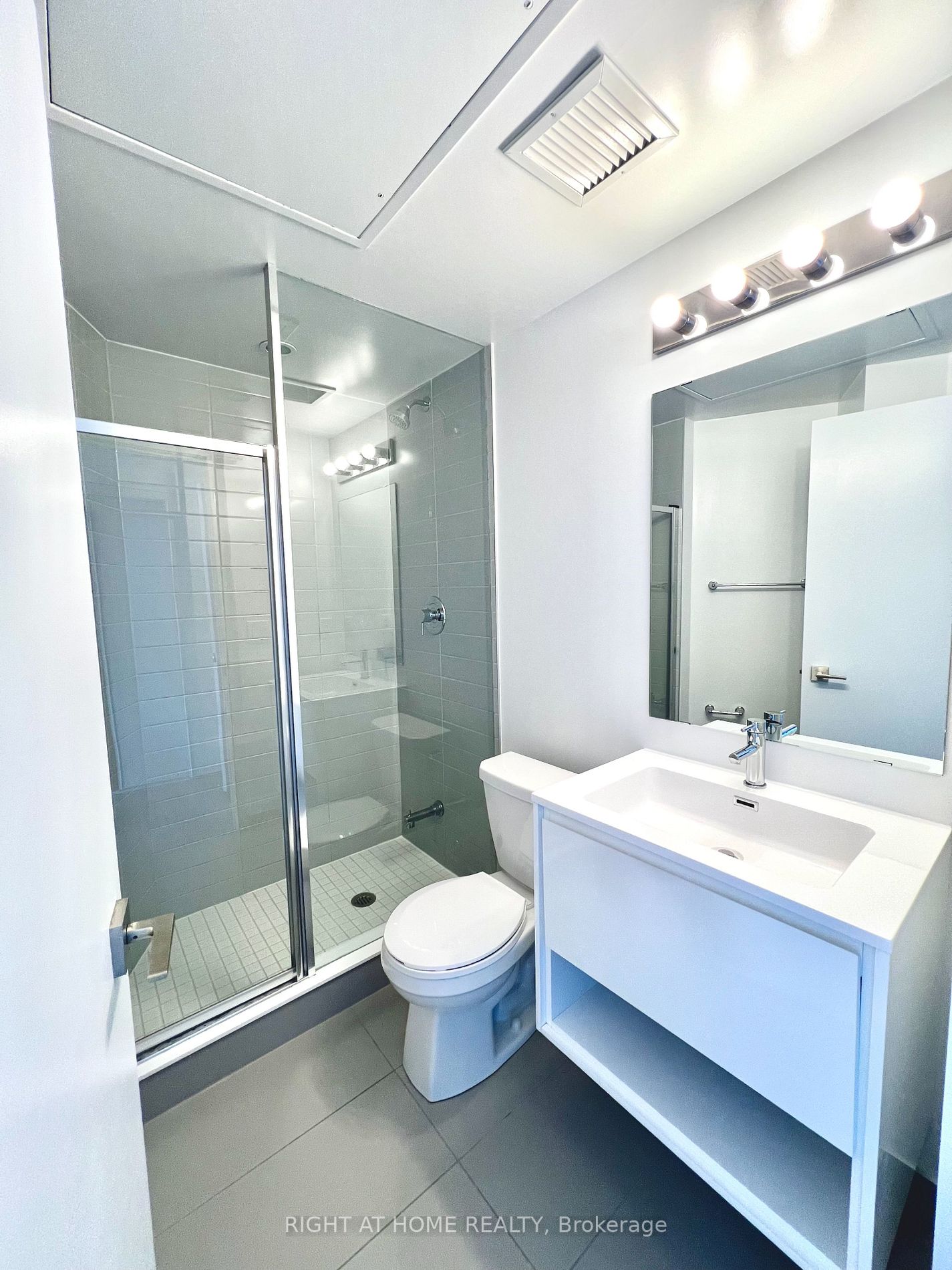 159 E Wellesley St 2404