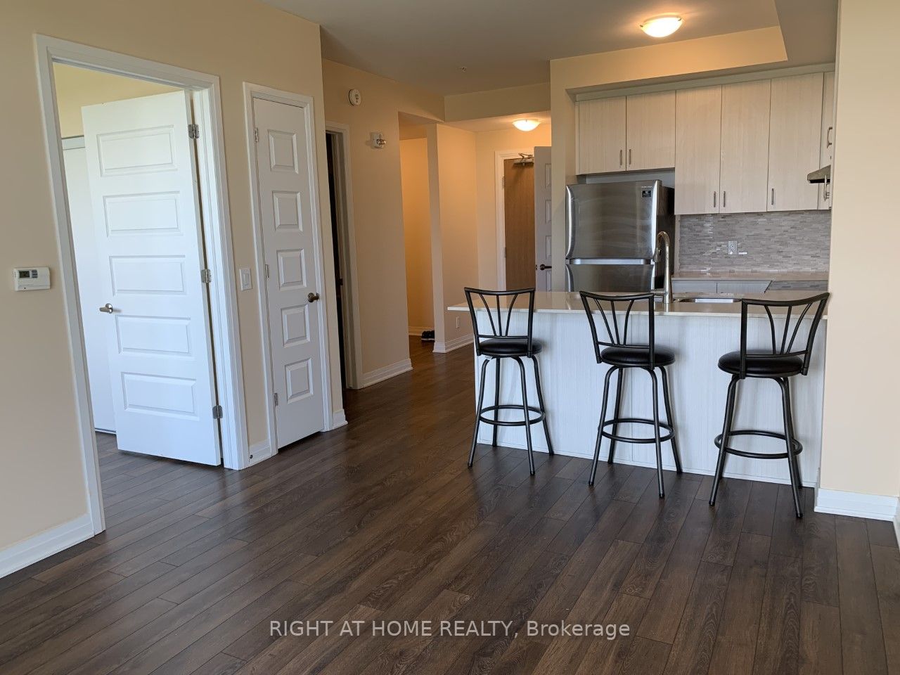 1105 E Leger Way 527