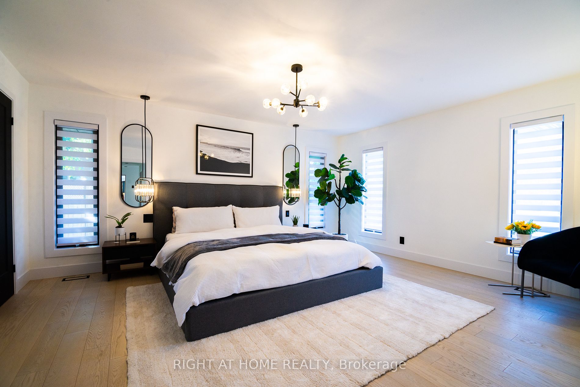 2482 E Sharon Cres
