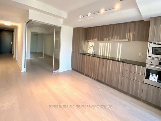 955 Bay St 2702