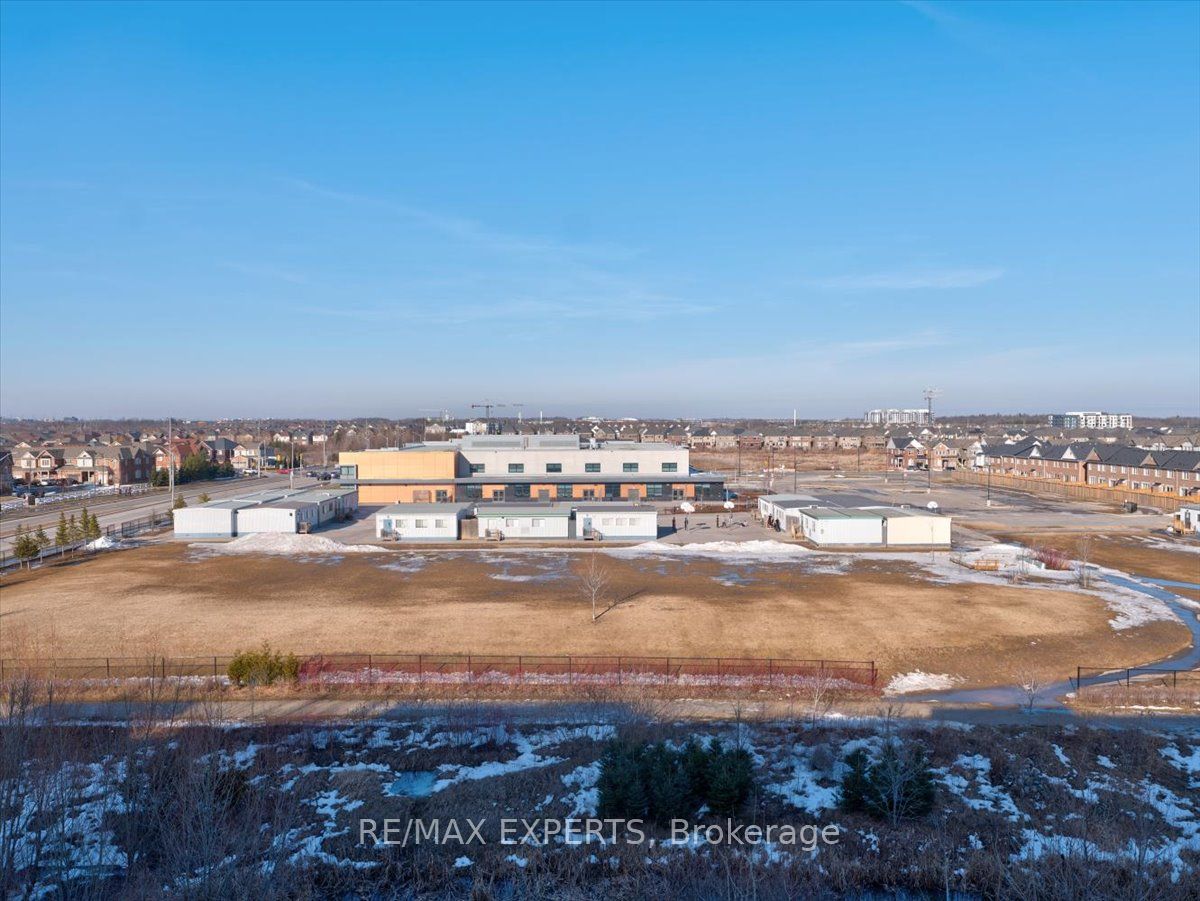 1105 E Leger Way 527