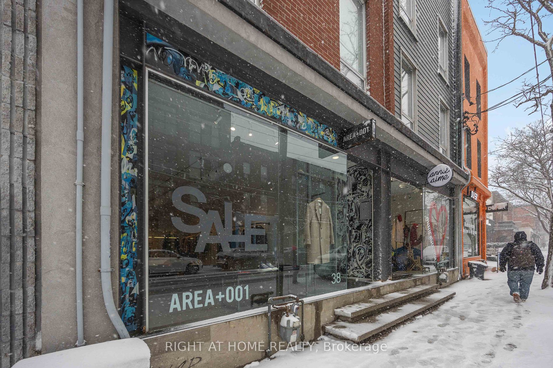 1169 W Queen St 415