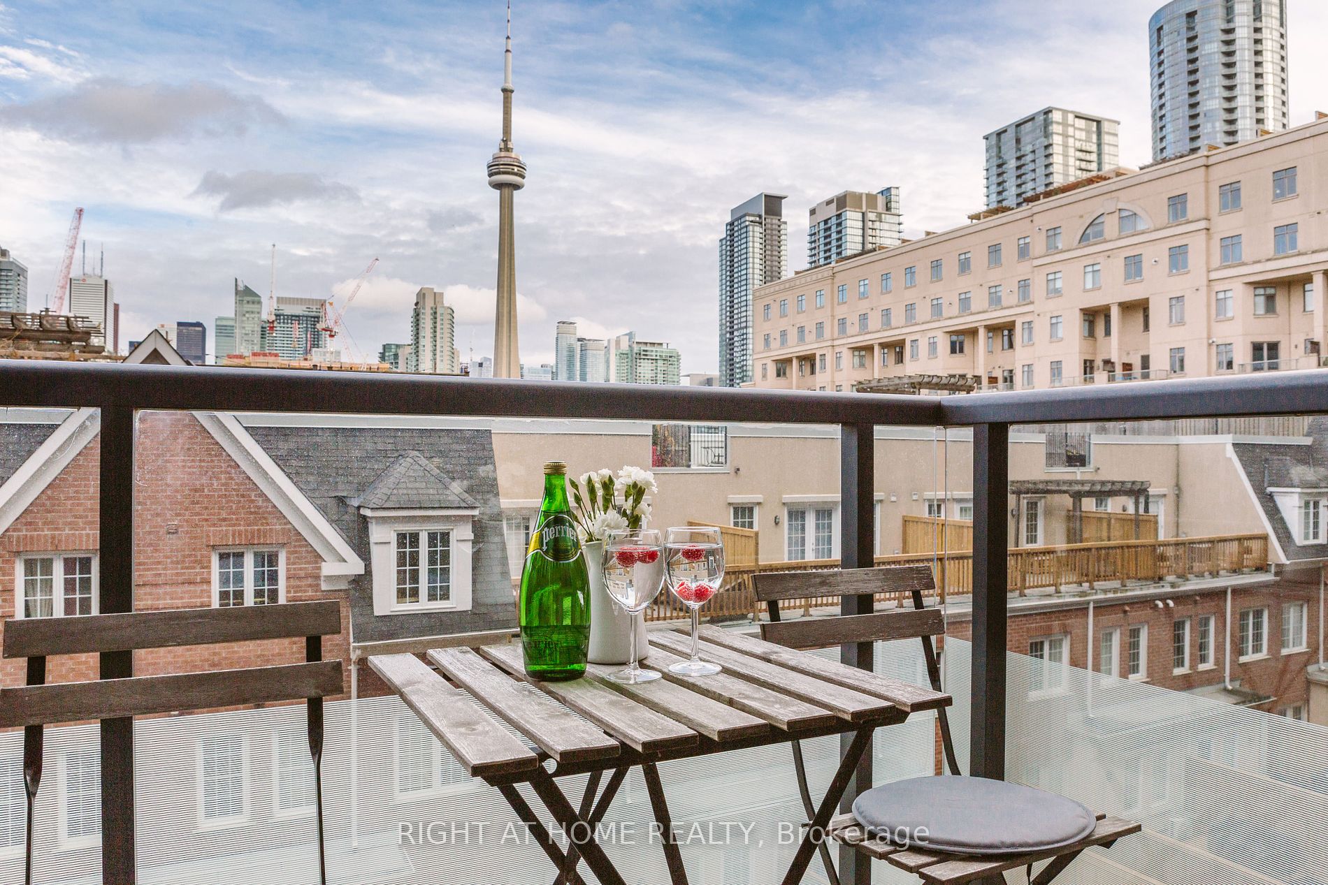 560 W Front St 417