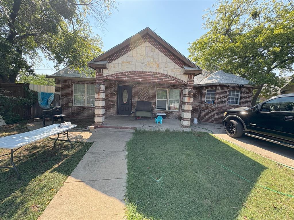 Affordable charm meets unbeatable location! This move-in ready home offers quick access to US-287 and I-820, placing you minutes from downtown Fort Worth, shopping, and schools. Featuring [insert number] bedrooms and [insert number] bathrooms, the layout is bright, functional, and full of potential.
Enjoy a spacious living area, a practical kitchen ready for your updates, and a private backyard perfect for relaxing or entertaining. Whether you're a first-time buyer or an investor seeking strong rental returns, this property delivers value and versatility.