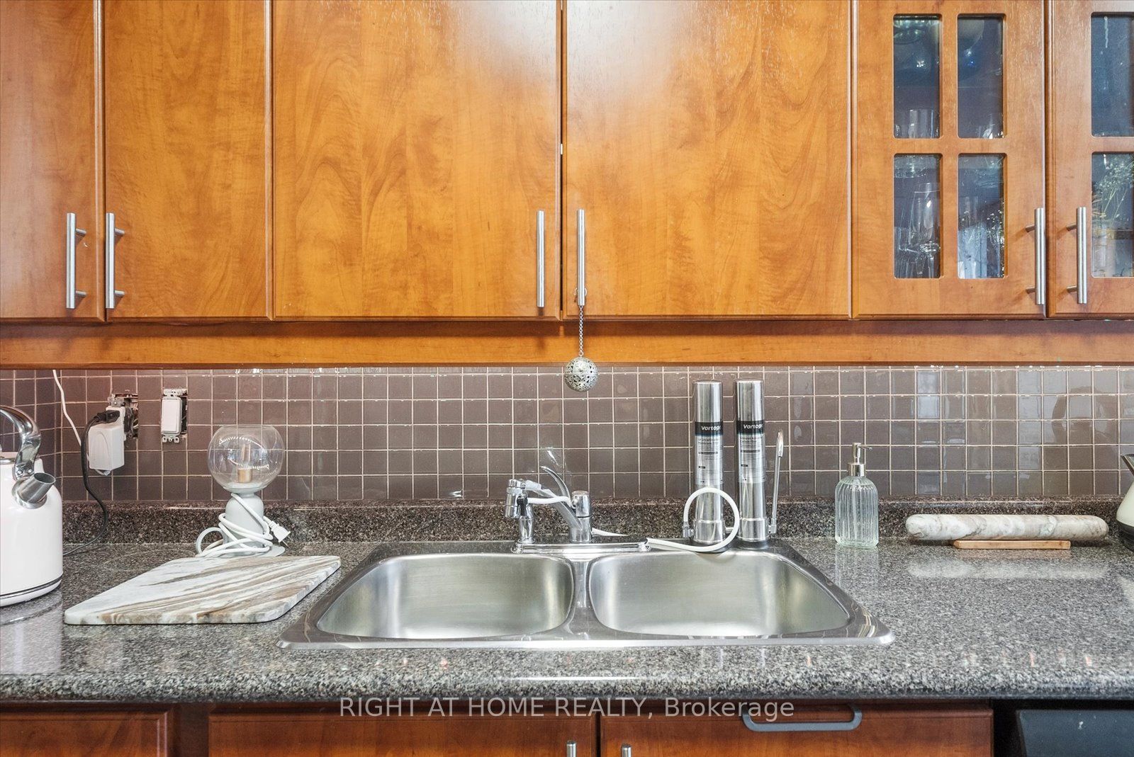 633 Bay St 1407