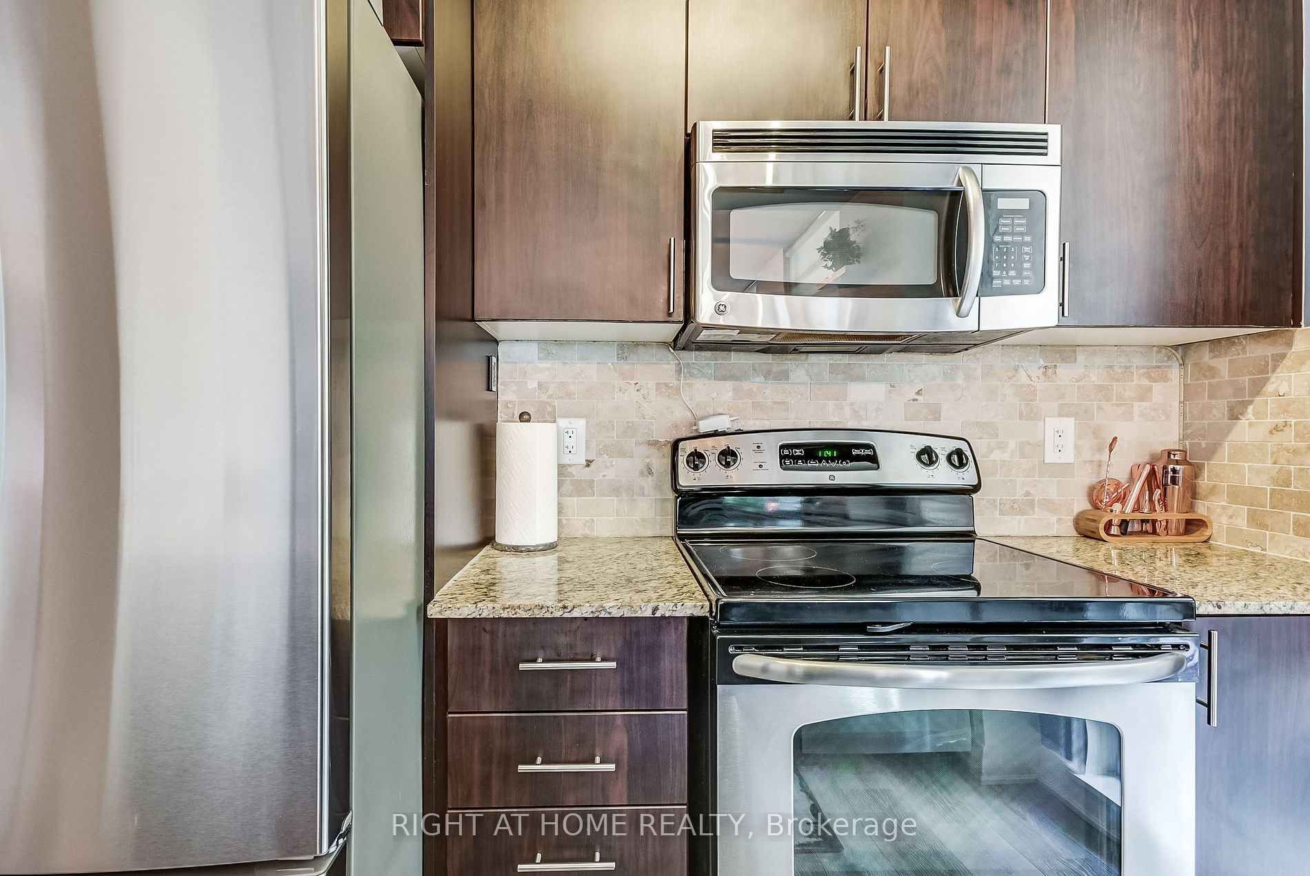 520 W Steeles Ave 212