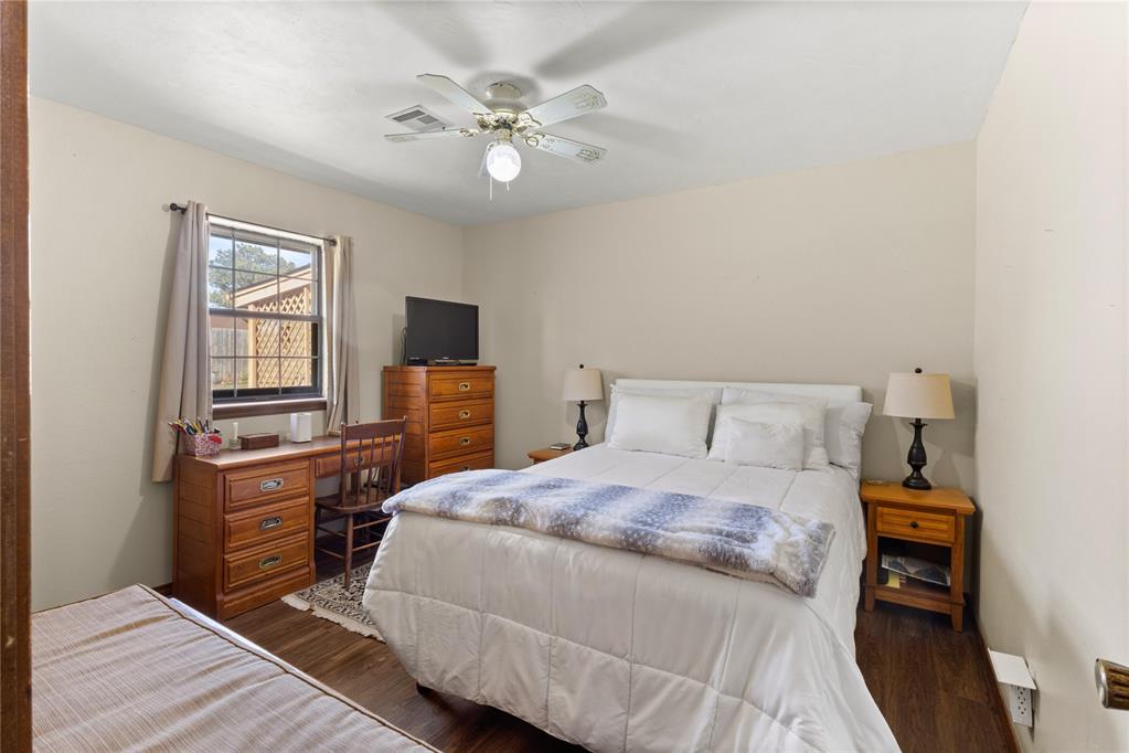 1421 E Quail