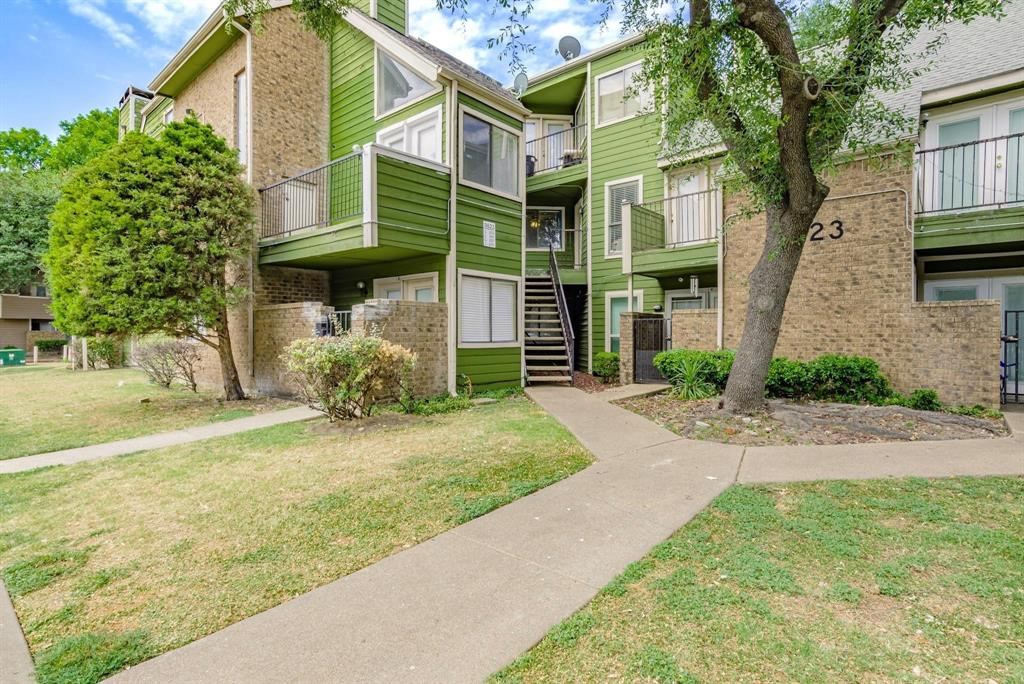 Charming 2 bed 2 bath with over 1,000 square feet! Great natural light! Currently Has tenant. 
Buyer and Buyer's Agent to Verify Schools and all details. Hoa includes Water, Trash and Gas.