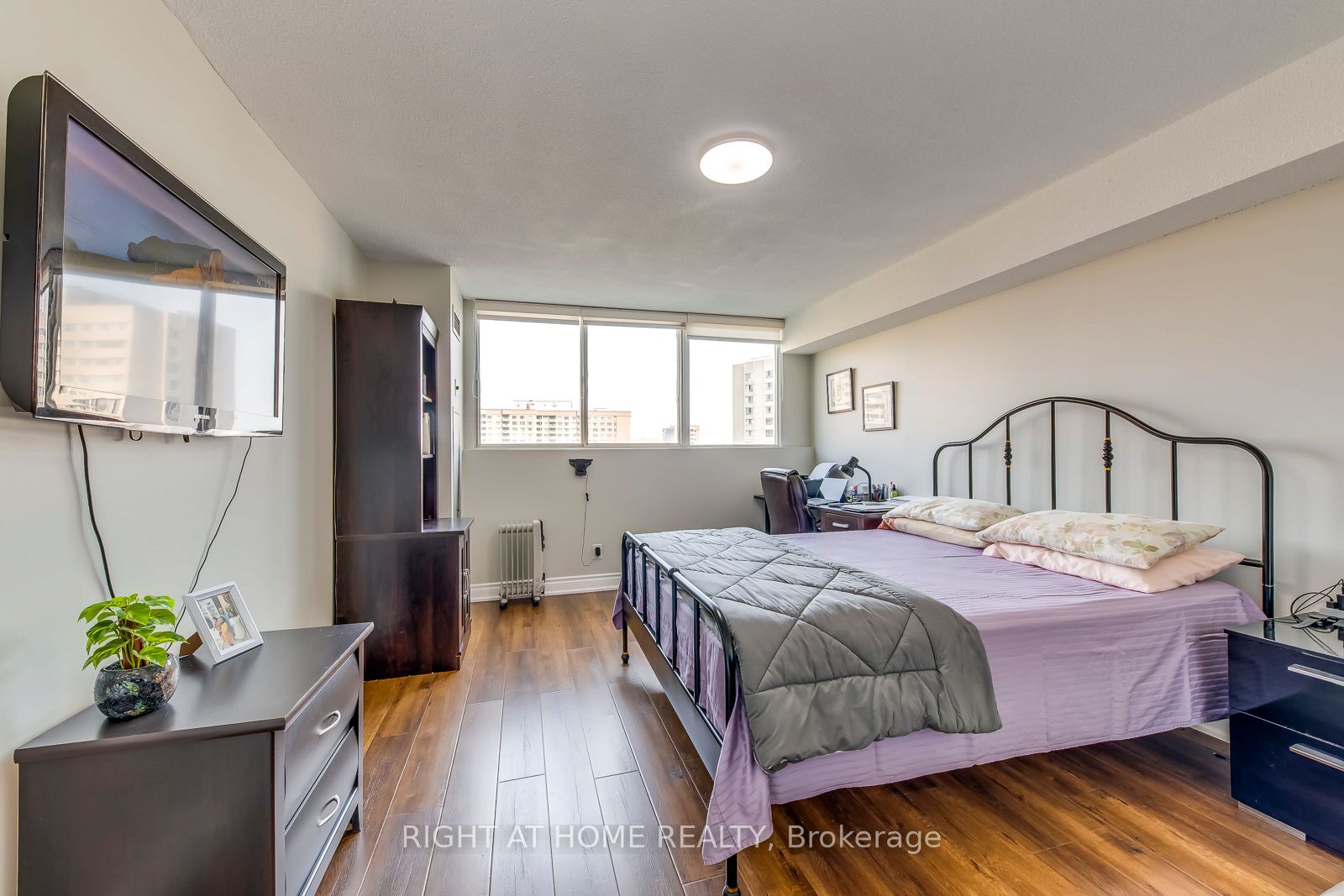 3700 Kaneff Cres 1412