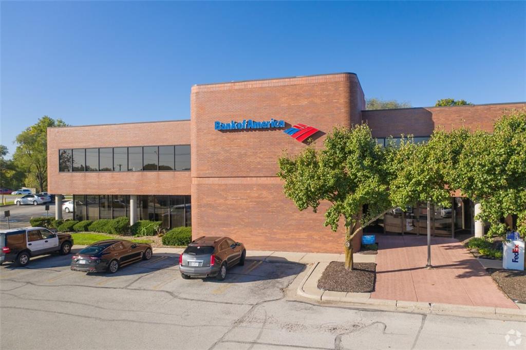 8320 N Oak - 222 Trafficway