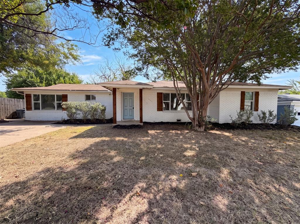 INCREDIBLE BUYER INCENTIVES: $4,000 MORTGAGE CONCESSION. Opendoor Home Loans will contribute up to $4,000 towards a permanent interest rate buy-down if you finance with Opendoor Home Loans LLC.Explore 832 Central Dr, recently refreshed with fresh interior paint throughout. The kitchen includes all stainless steel appliances, complemented by an accent backsplash.  The exterior includes a fenced in backyard. This updated property combines comfort and utility for seamless living. This home has been virtually staged to illustrate its potential. Home comes with a 100-Day Home Warranty.