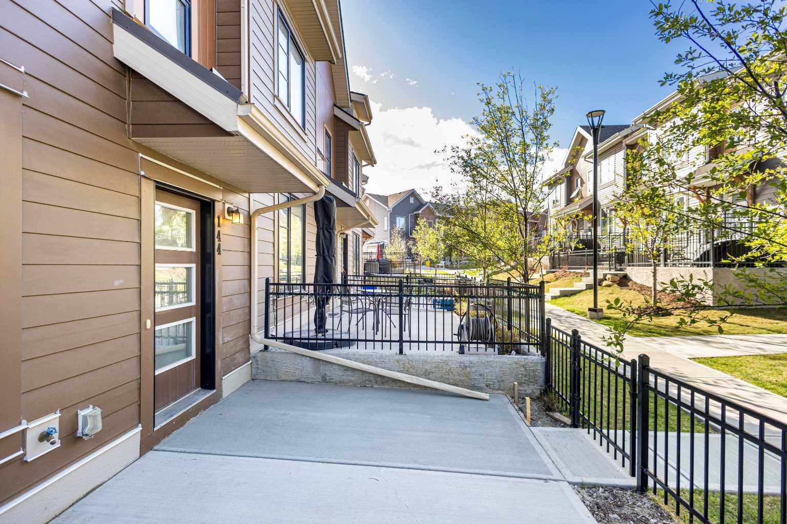 144 Livingston Common NE
