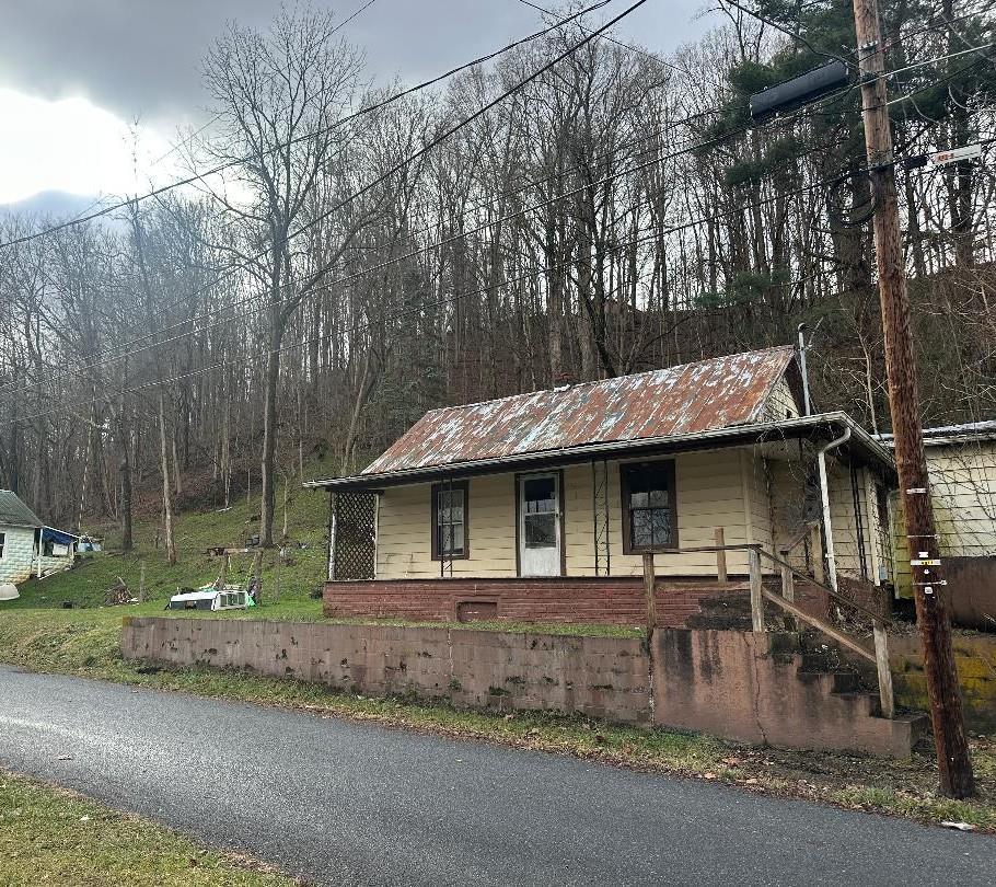Building currently on the property - not a lot is known about it and if it is habitable. This sale includes 656 and 660 Spruce Street lots.