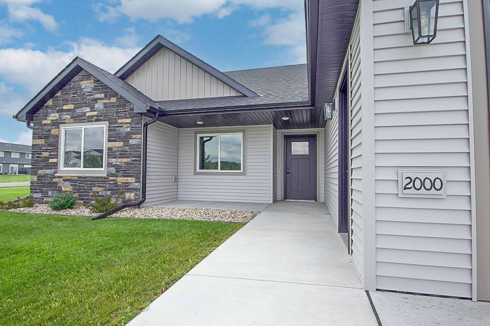 2000 Sandstone Loop N