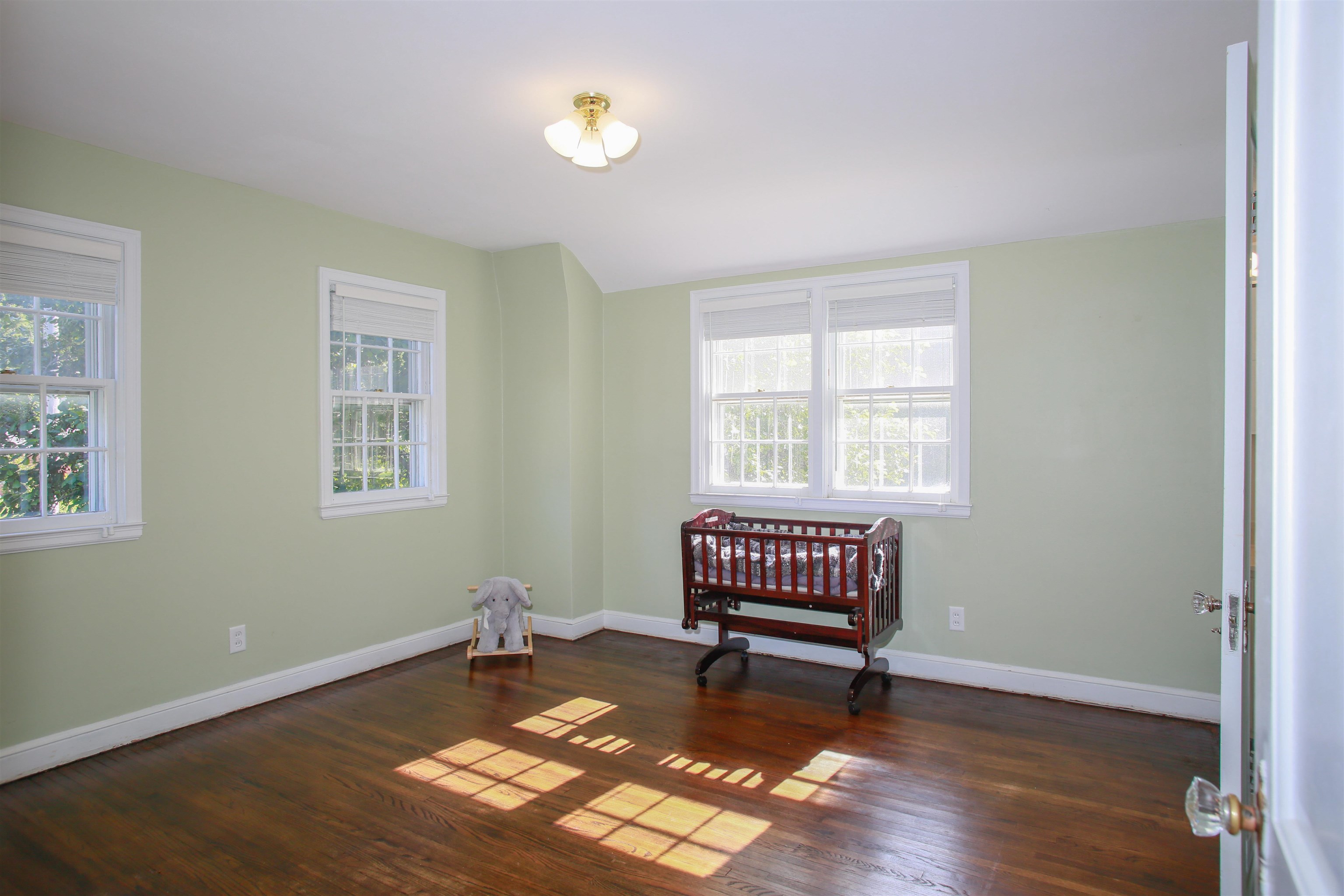 1325 W Lincoln