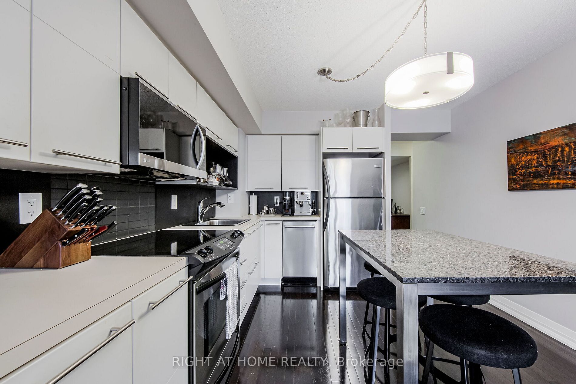 25 Carlton St 406