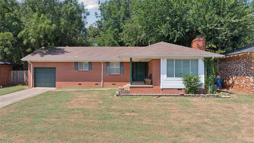 EXCELLENT LOCATION IN THE HEART OF EDMOND. ORIGINAL WOOD FLOORS IN GREAT CONDITION.
LARGE FAMILY ROOM WITH FIREPLACE/GAS LOGS. KITCHEN WITH TILE COUNTER TOPS. PLANTATION SHUTTERS IN THE LIVING ROOM ANDDINING AREA. MOICROWAVE AND REFRIDGERATOR TO REMAIN. SPACIOUS BACK YARD WITH MATURE TREES. COVERED FRONT PORCH
IDEAL FOR MORNING COFFEE. EASY TO SHOW!!!