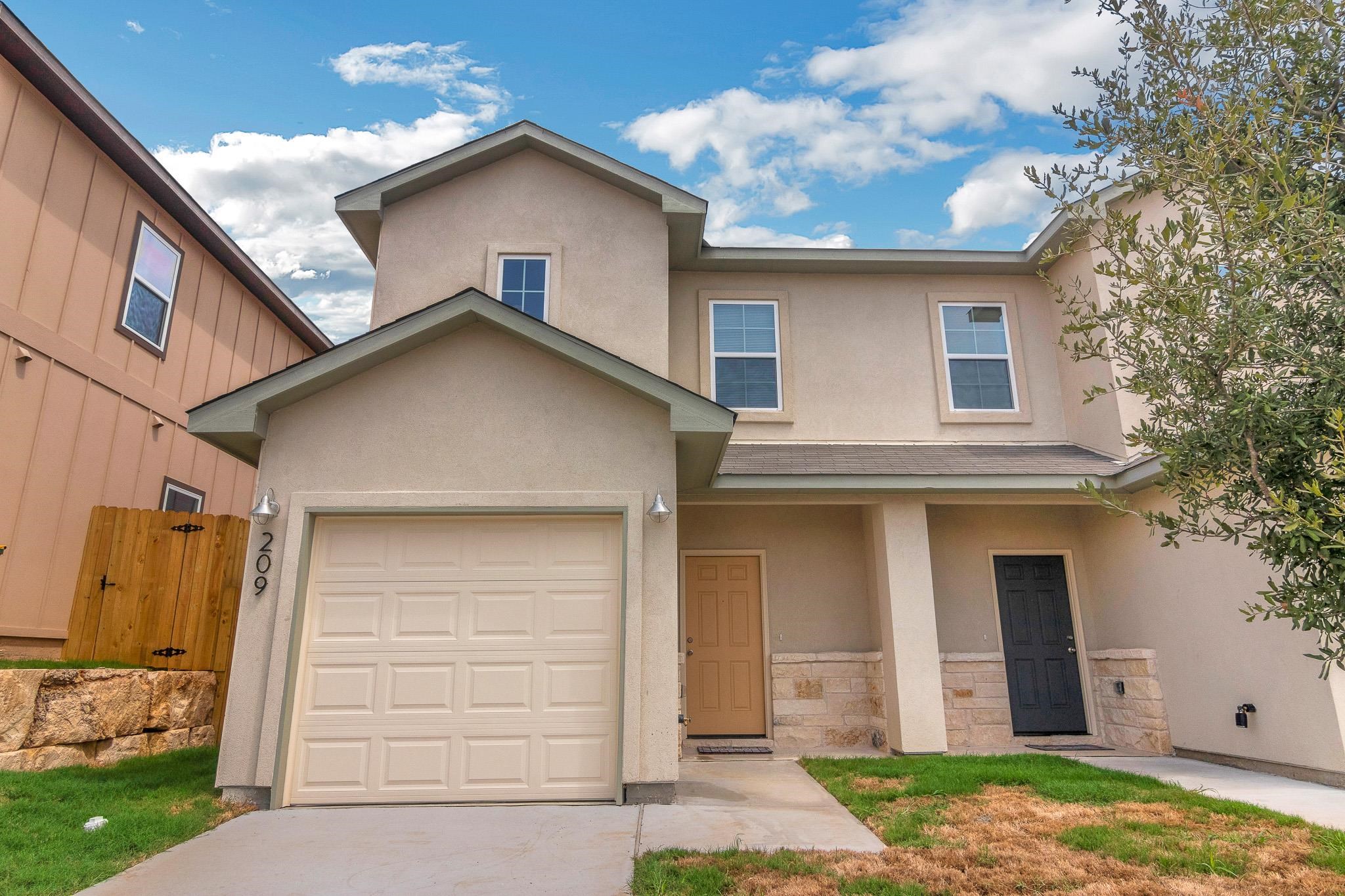 Location. Location. Location. 3 bedroom, 2.5 bath, 1 car garage built in 2022. Close to Marble Fall High School and minutes away from other schools, grocery stores, hardware stores and other major shopping outlets. Kitchen, garage, living, dining, and 1/2 bathroom downstairs. All 3 bedrooms are upstairs with 2 bathrooms. Each townhome has a concrete covered patio in the front, and concrete slab in the back. POA maintains the front yards. 2 pet maximum.