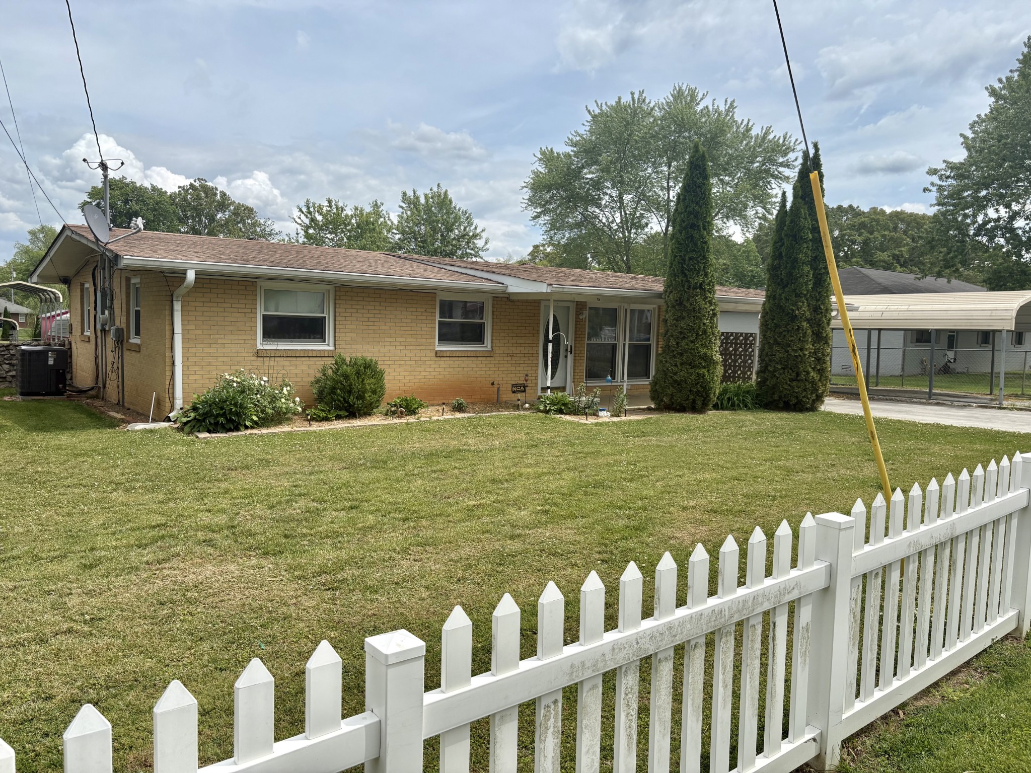 919 Oak St — sold