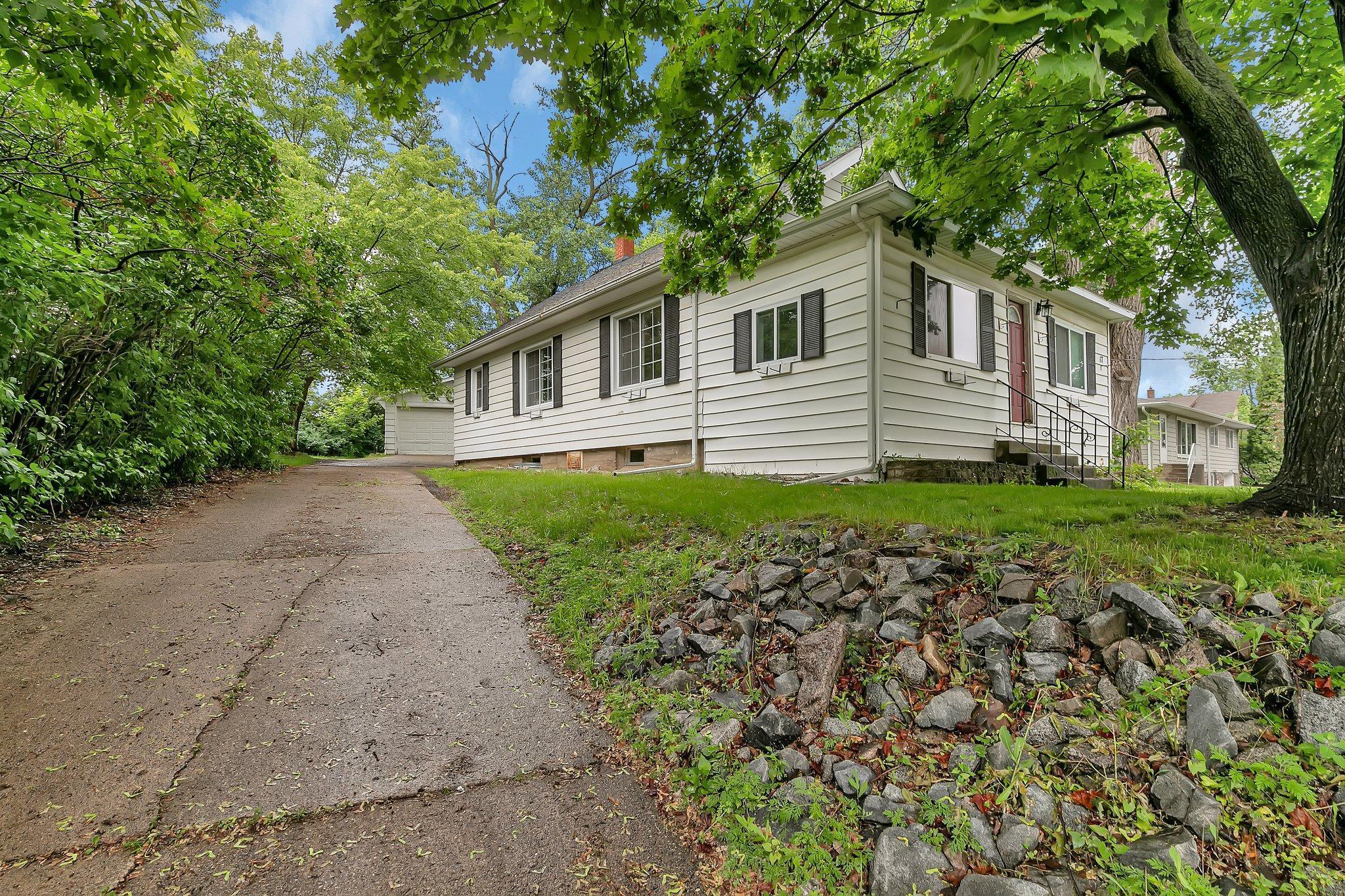 17 Riverside Avenue S