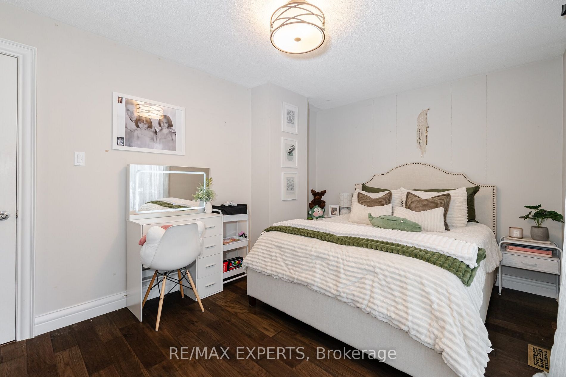 92 Ambleside Dr